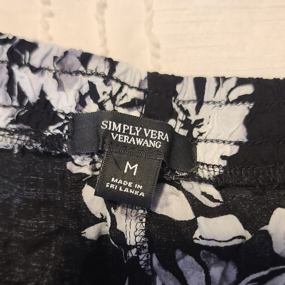 Simply Vera Floral Lightweight Capri Pants Med - Picture 2 of 5